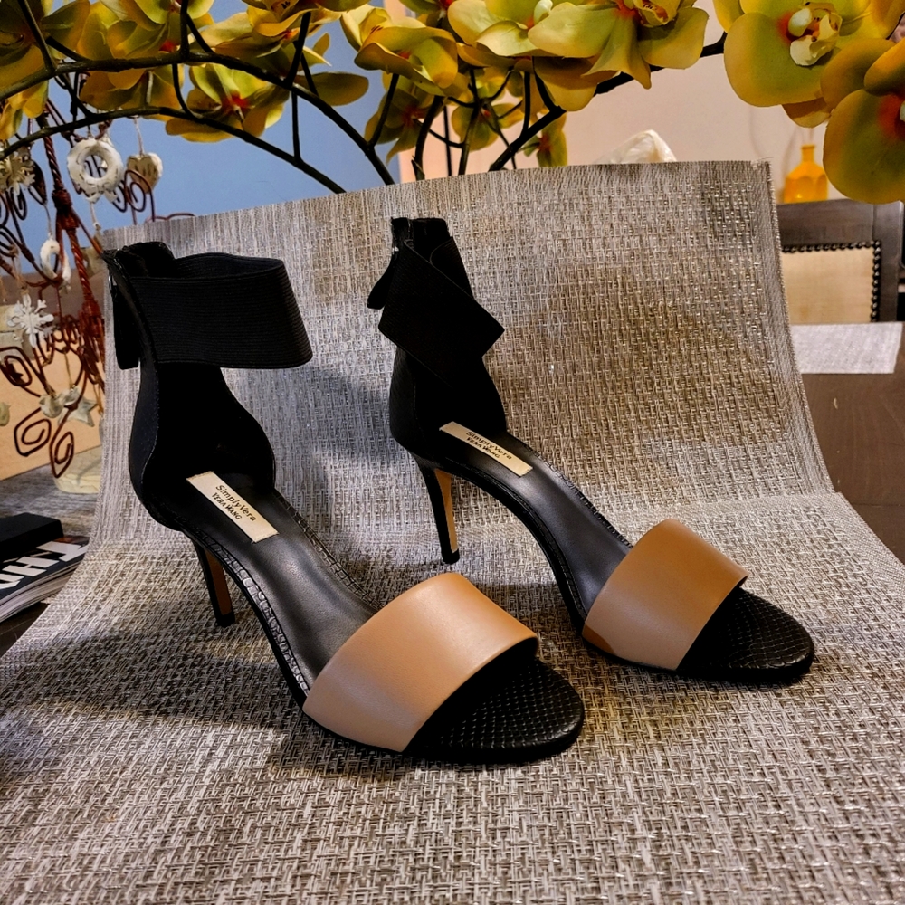👠Vera Wang Heels (NEW) in Nude & Black